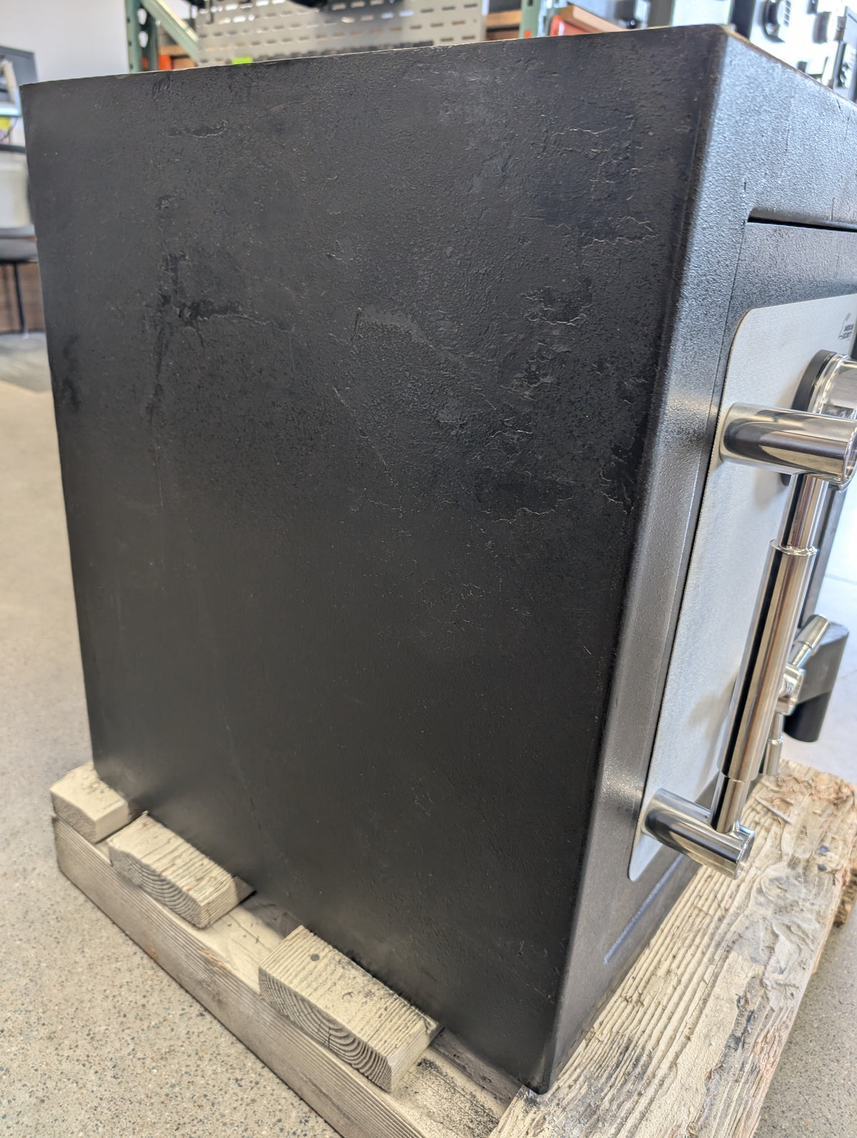 Reconditioned AMSEC CEV1814 damage to safes left side that has been touched up with factory paint. 